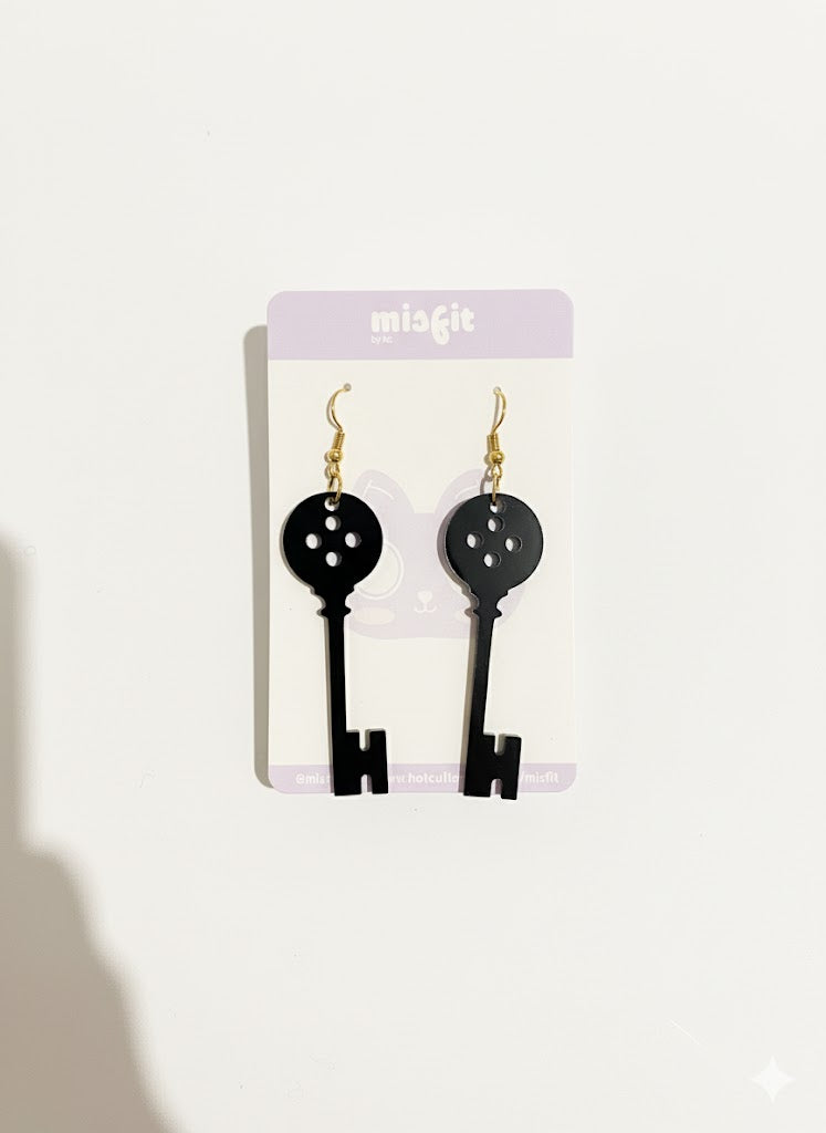 Coraline key Aretes Acrílicos Handmade | Diseños Únicos | Hechos a Mano por Hotculture®